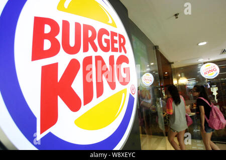 --FILE--i clienti che entrano in un ristorante di un fast food di Burger King in Cina a Shanghai, 4 agosto 2014. Shanghai ha ordinato il McDonalds Corp e altri forei Foto Stock