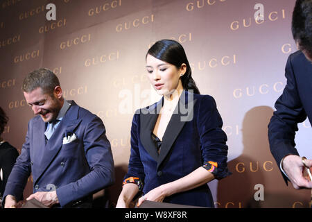 Imprenditore italiano Lapo Elkann, sinistra e attrice cinese Zhang Ziyi, destra, tagliare i nastri durante la cerimonia di apertura per il negozio di moda di gu Foto Stock