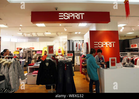 --FILE--dipendenti cinesi e i clienti sono visti in un negozio di Esprit in Cina a Shanghai, 24 gennaio 2014. Esprit Holdings Ltd si è detto uncertai Foto Stock