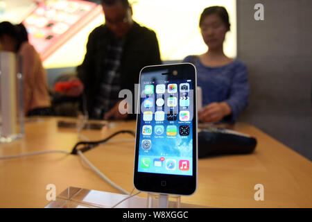 --FILE--i clienti provare iPhone 5c smartphone alla Apple Store su Nanjing Road, la strada dello shopping di Shanghai, Cina, 18 ottobre 2013. Investor Foto Stock