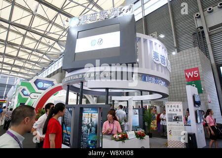 --FILE -- la gente visita lo stand di HP durante l'undicesimo China Digital Entertainment Expo e conferenza, noto come ChinaJoy 2013, in Cina a Shanghai, 25 J Foto Stock