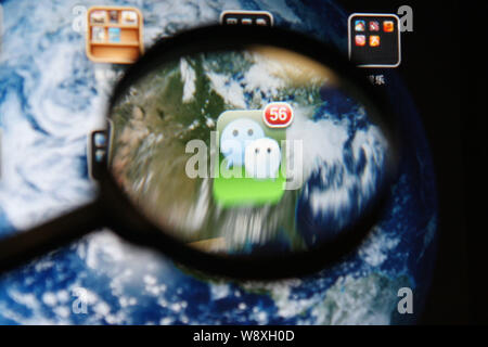 --FILE--un cinese telefono cellulare utente guarda l'icona della messaggistica mobile app Weixin o WeChat, di Tencent sul suo smartphone a Shanghai in Cina, Foto Stock