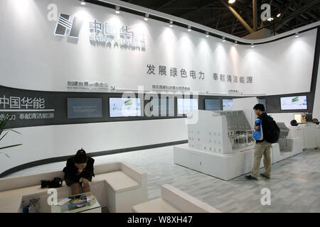 --FILE -- la gente visita lo stand della Cina Huaneng Group, azionista di controllo di Huaneng fonti rinnovabili Corporation, durante il decimo Cina Internatio Foto Stock