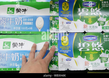 --FILE--un cliente negozi per Danone e Mengniu yoghurt presso un supermercato a Shanghai in Cina, il 21 maggio 2013. Danone, i mondi più grande yogurtiera, s Foto Stock