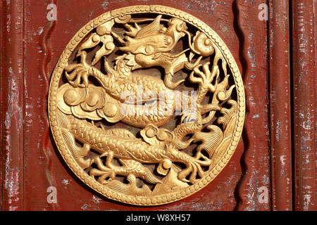 Vista di una scultura dorata del dragone cinese nel Palazzo Mukden, noto anche come il Palazzo Imperiale di Shenyang, nella città di Shenyang, nordest Chinas Liao Foto Stock