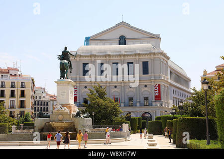 MADRID, Spagna - luglio 2, 2019: Teatro Real (teatro reale) è una grande opera house si trova a Madrid Foto Stock