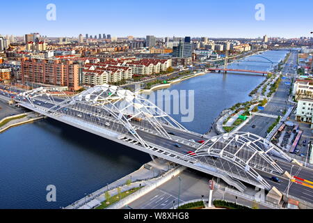 Skyline di Hedong distretto con il ponte Zhigu (precedentemente chiamato Ponte Fenghua) oltre il Fiume Haihe e degli edifici e case lungo il fiume in Tia Foto Stock