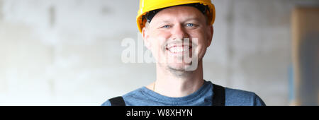 Gioiosa builder in hardhat Foto Stock