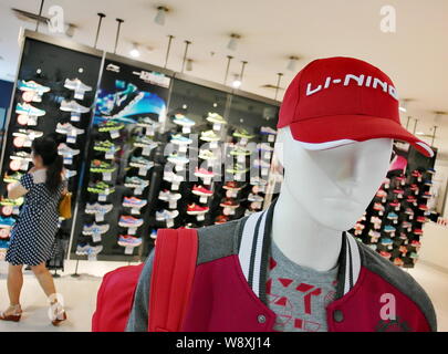 --FILE--un cliente negozi di calzature sportive presso un negozio di abbigliamento sportivo di Li-Ning a Yichang city, centrale cinese della provincia di Hubei, 16 agosto 2014. Nel 2010, Foto Stock