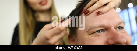 Barbiere Parrucchiere rendendo Haircut per Client di uomo Foto Stock