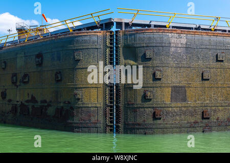 Un cancello chiuso del Miraflores Locks lungo una Crociera del canale di Panama vicino a Città di Panama, America centrale. Foto Stock