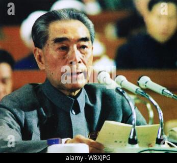 Questa immagine mostra una foto di Zhou Enlai, primo Premier della Cina, parlando nella prima sessione del 4° NPC (Nazionale Congresso dei popoli) a Pechino Foto Stock