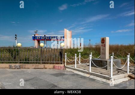 --FILE--Vista del monumento di confine tra la Cina e la Russia al confine Sino-Russian in città Manzhouli, porcellane del nord della Mongolia Interna Re autonoma Foto Stock