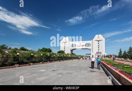 --FILE--Vista del gate nazionale della Cina al confine Sino-Russian in città Manzhouli, porcellane del nord della Mongolia Interna Regione Autonoma, 1 luglio 2014. Foto Stock