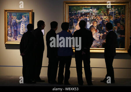 Visitatori cinesi guardare la pittura, danza presso Le Moulin de la Galette, a destra accanto alla pittura, lo swing, sia da parte dell'artista francese Pierre-Auguste Foto Stock
