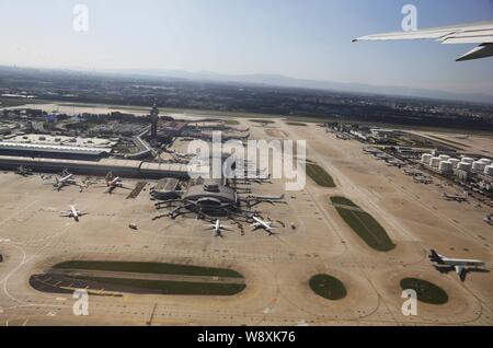 --FILE--Vista aerea del jet piani sulla sosta presso l'Aeroporto Internazionale Capital di Pechino in Cina, 10 settembre 2013. Atlantas H Foto Stock