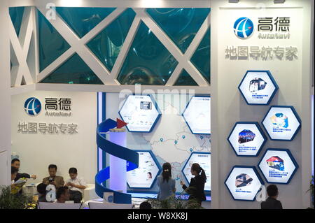 --FILE -- la gente visita lo stand della AutoNavi, la mappa cinese e il fornitore di servizi di dati durante il PT/EXPO COMM China 2013 a Pechino, in Cina, 25 Settemb Foto Stock