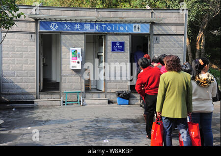 --FILE--Le donne in coda fino al di fuori di un wc pubblico a Shanghai in Cina, 1 febbraio 2014. Fino al 75 per cento dell'odore può essere rimosso con il resto sup Foto Stock