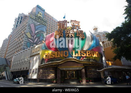 --FILE--Vista del Grand Lisboa casinò di Macau, Cina, 17 agosto 2014. Casinò di Macau ittici immersi in Hong Kong negoziazione dopo la Cina sud mattino Foto Stock