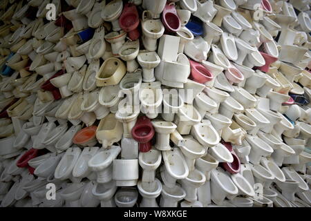 Tazze da wc, lavelli e orinatoi sono visualizzati sul wc cascata in Foshan City, a sud della Cina di provincia di Guangdong, 26 novembre 2014. Foshan, un Foto Stock