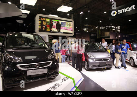 --FILE--i visitatori guardano Smart compact vetture della Casa di Stoccarda sul display durante una fiera automobilistica di Nanchang City East Chinas Jiangxi provincia Foto Stock