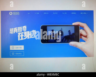 --FILE--un cinese netizen esplora il sito di social networking mobile e app di messaggistica Momo in Yunyang county, southwest Chinas provi Sichuan Foto Stock