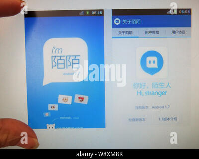 --FILE--un cinese netizen esplora il sito di social networking mobile e app di messaggistica Momo in Yunyang county, southwest Chinas provi Sichuan Foto Stock