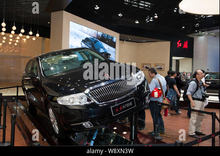 --FILE--i visitatori guardano un Hongqi (bandiera rossa) H7 di FAW durante il XIII Beijing International Automotive Exhibition, noto anche come Auto China 2014, in Foto Stock