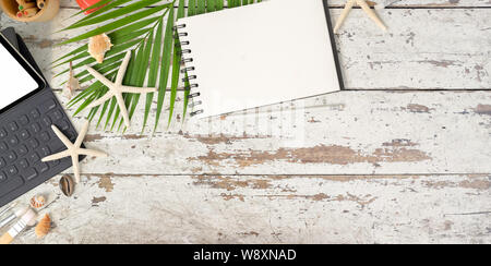 Estate spiaggia concetto : notebook vuoto e forniture per ufficio con guscio di decorazioni su vintage tabella boschive Foto Stock