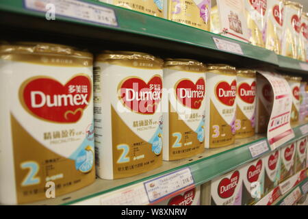 --FILE--barattoli di Dumex baby formula di Danone sono in vendita in un supermercato in città Rizhao, est Chinas provincia di Shandong, 30 marzo 2014. Danone agr Foto Stock