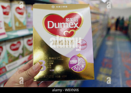 --FILE--un cliente negozi per una stecca di Dumex baby formula di Danone in un supermercato in città Rizhao, est Chinas provincia di Shandong, 30 aprile 2014. Foto Stock