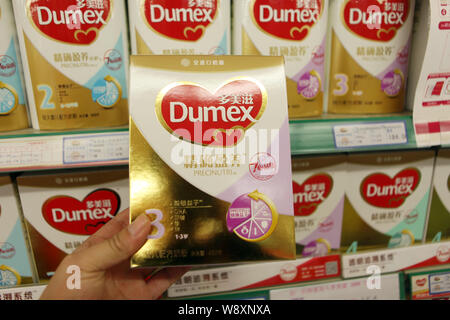 --FILE--un cliente negozi per una stecca di Dumex baby formula di Danone in un supermercato in città Rizhao, est Chinas provincia di Shandong, 30 aprile 2014. Foto Stock