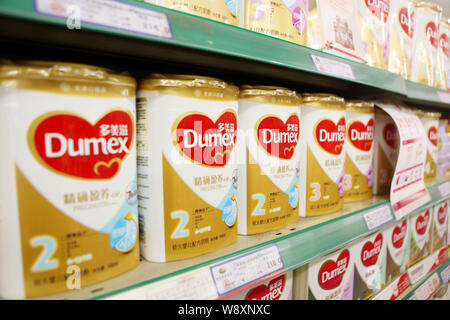 --FILE--barattoli di Dumex baby formula di Danone sono in vendita in un supermercato in città Rizhao, est Chinas provincia di Shandong, 30 marzo 2014. I cinesi Foto Stock