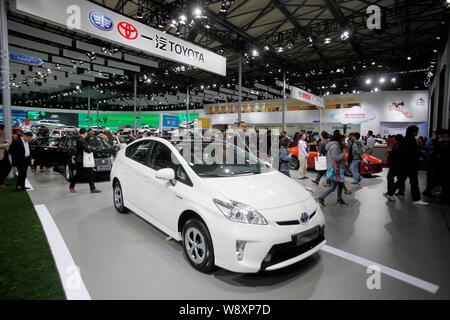 --FILE--i visitatori guardare una Prius ibrida auto e altre vetture della Toyota durante il XV Shanghai industria automobilistica internazionale mostra, noto come Foto Stock