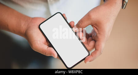 Vista ritagliata della giovane azienda schermo vuoto smartphone Foto Stock