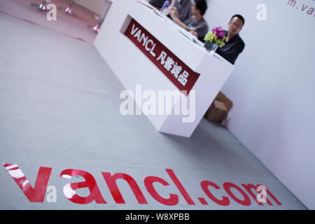 --FILE--dipendenti sono visti presso lo stand di Vancl durante il 2012 Global Mobile Internet Conference a Pechino in Cina, 11 maggio 2012. Moda cinese Foto Stock