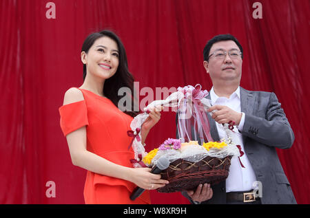 Attrice cinese Gao Yuanyuan, sinistra, pone durante un evento promozionale per un progetto immobiliare nella Città di Zhengzhou, centrale cinese della provincia di Henan, 19 O Foto Stock