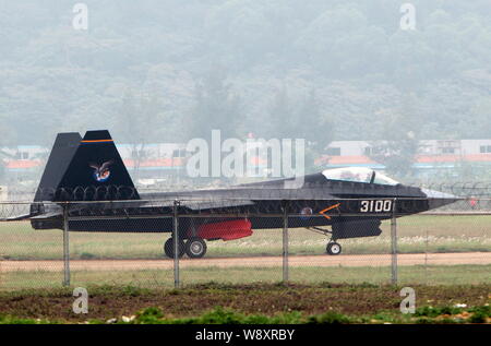 --FILE--un cinese J-31 Stealth Fighter jet taxi prima di decollare per una dimostrazione di volo durante il decimo China International Aviation e Aerospa Foto Stock