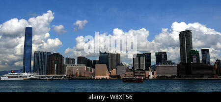 Vista di Tsim Sha Tsui pier e l'International Commerce Centre (ICC) di Hong Kong, Cina, 1 settembre 2014. Il Golden Bauhinia Square è un open Foto Stock