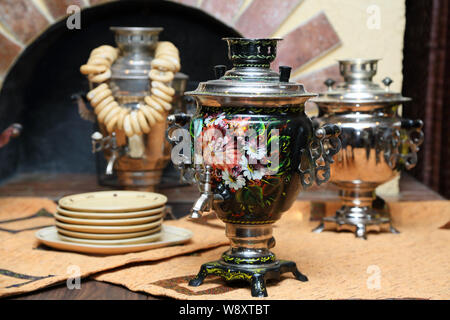 Samovar russo. sul tavolo con piatti. Foto Stock