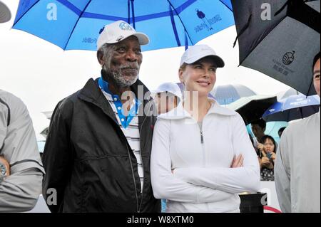 Attrice australiana Nicole Kidman, destra, pone con attore americano Morgan Freeman durante il 2014 Mission Hills celebrità mondiale Pro-Am golf tournament Foto Stock