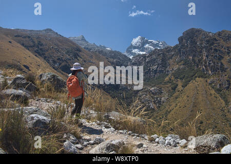 Escursionista sulla bellissima Laguna Churup trail, Parco Nazionale del Huascaran, Huaraz, Perù Foto Stock