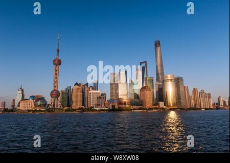 Skyline del Fiume Huangpu e il Quartiere Finanziario di Lujiazui con la Oriental Pearl TV Tower, più alti, la Shanghai Tower in costruzione, secondo Foto Stock