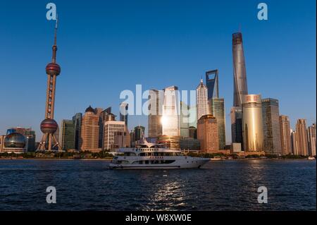 Skyline del Fiume Huangpu e il Quartiere Finanziario di Lujiazui con la Oriental Pearl TV Tower, più alti, la Shanghai Tower in costruzione, secondo Foto Stock