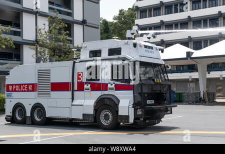 HONG KONG,Hong kong SAR,Cina:Agosto 12th, 2019. La Hong Kong del dipartimento di polizia di organizzare per i membri del consiglio legislativo il pannello sulla sicurezza per osservare una dimostrazione della folla specializzati veicoli di gestione (cannoni acquatici) presso la polizia unità tattica (PTU) la RAS di Hong Kong il dipartimento di polizia si sta preparando a utilizzare i veicoli Sulla protesta nella città. "© Jayne Russell/Alamy Live News Foto Stock