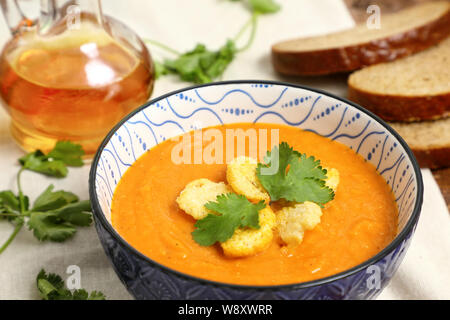 Ricco di proteine vegetali di zuppa di lenticchie purea con crostini . close up. Foto Stock