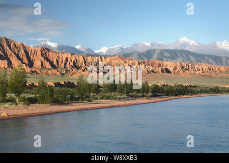 Il lago di Issyk-Kul. Il Kirghizistan. Il pittoresco rive di un lago di montagna. Foto Stock