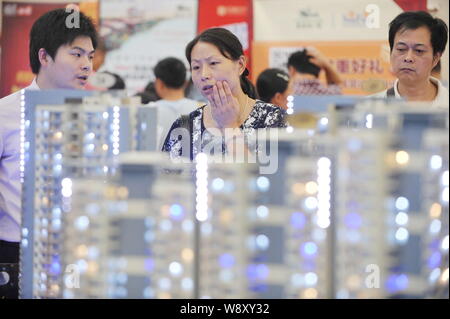 --FILE--cinese i homebuyers visualizza i modelli di alloggiamento di una proprietà residenziale di progetto a una fiera immobiliare nella città di Wuhan, Cina centrale della provincia di Hubei, Foto Stock