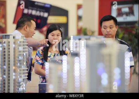 --FILE--cinese i homebuyers visualizza i modelli di alloggiamento di una proprietà residenziale di progetto a una fiera immobiliare nella città di Wuhan, Cina centrale della provincia di Hubei, Foto Stock