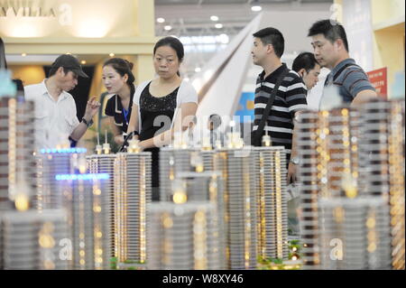 --FILE--cinese i homebuyers visualizza i modelli di alloggiamento di una proprietà residenziale di progetto a una fiera immobiliare nella città di Wuhan, Cina centrale della provincia di Hubei, Foto Stock